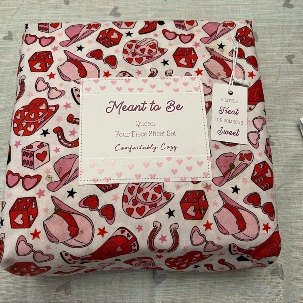 Que Heart and Dice Queen Sheet Set - Red and Pink - Picture 4 of 4